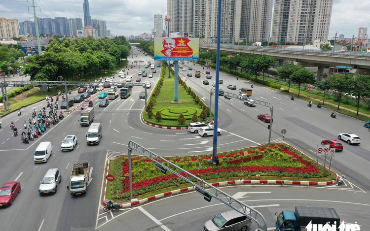 Ho Chi Minh City turns streets, bus stops into 'mini gardens'