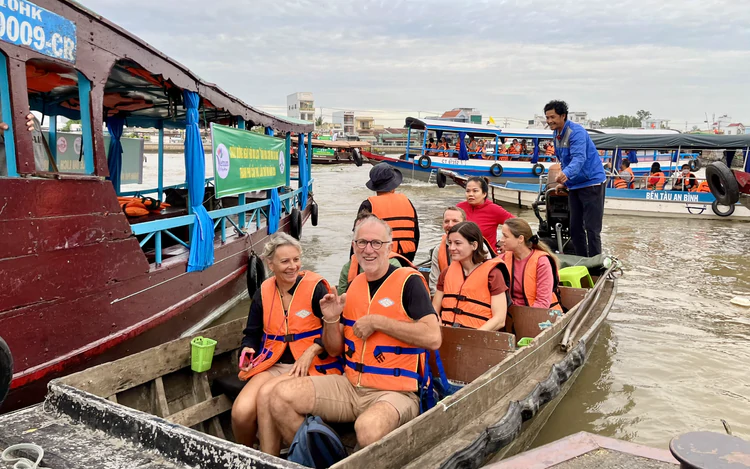 Southern Vietnam’s iconic floating market posts public prices to give tourists peace of mind