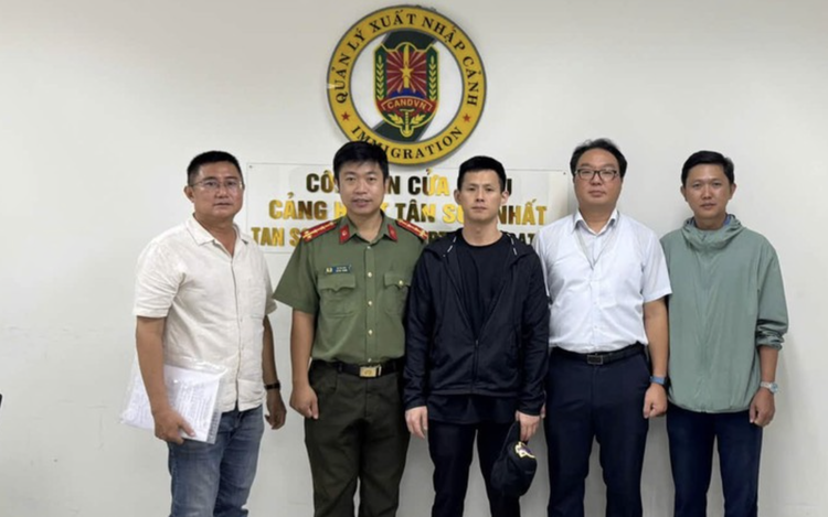 Police hand over 3 South Koreans wanted by Interpol at Ho Chi Minh City airport