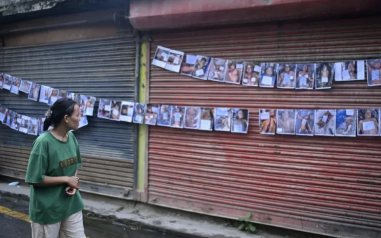 Nepal buries dead as rescuers seek thousands missing