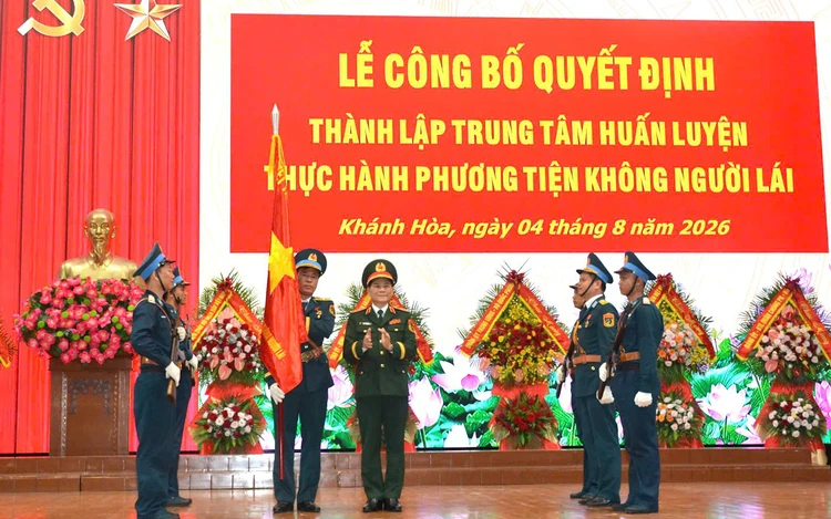 Vietnam college establishes center to train UAV personnel