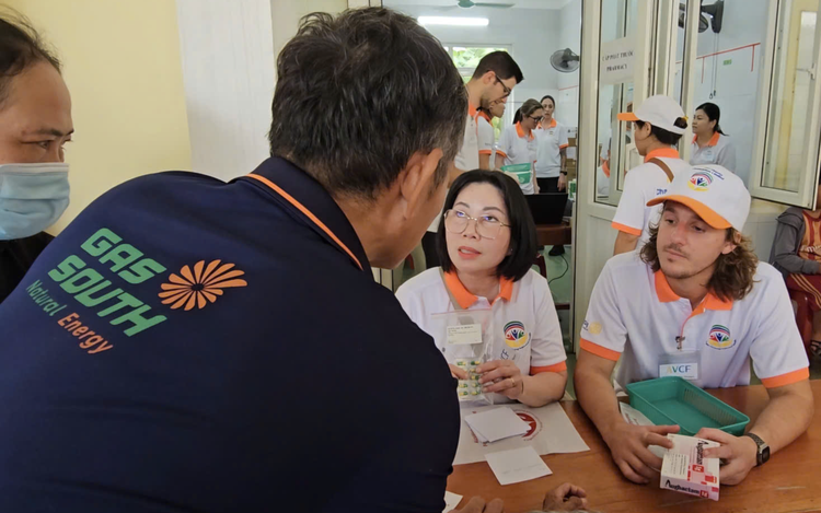 Over 100 doctors from Australia provide free health checkups for residents in north-central Vietnam

