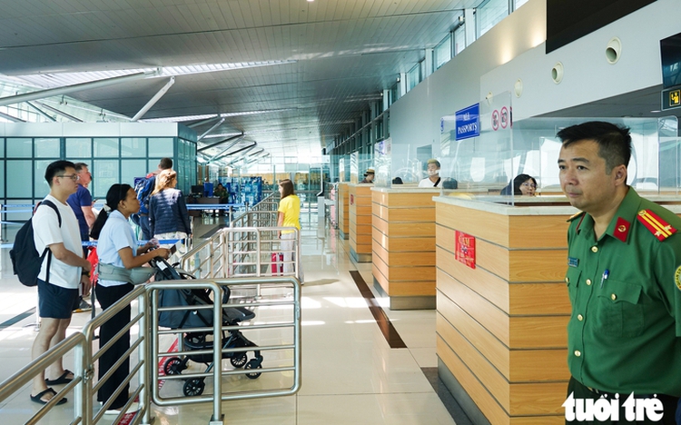 Phu Quoc airport police help Chinese tourist recover lost $9,000 Rolex