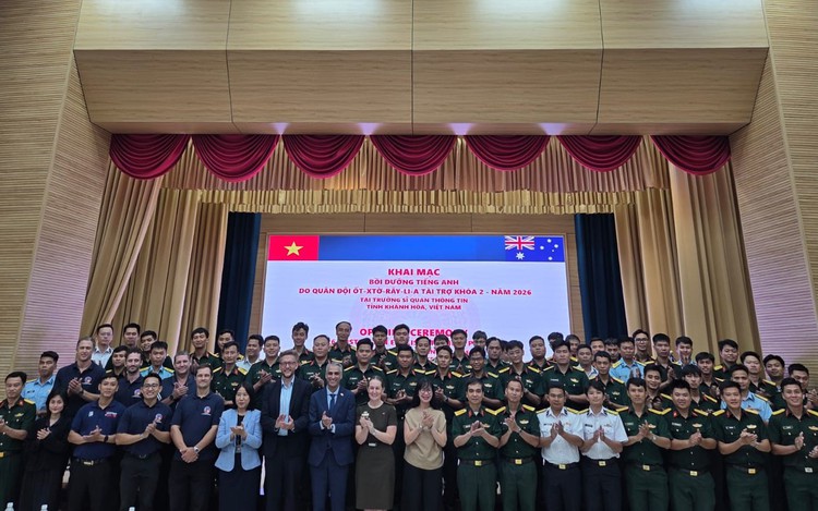 Australia boosts defense ties with Vietnam through English training