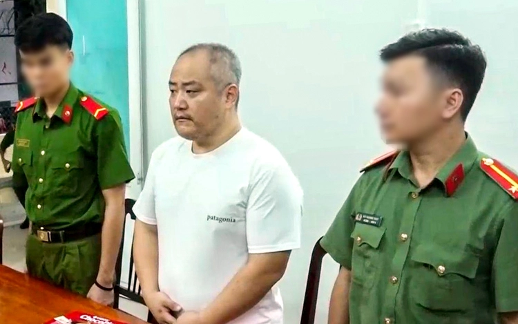 Khanh Hoa police arrest 2 int’l wanted suspects, hand them over to foreign authorities