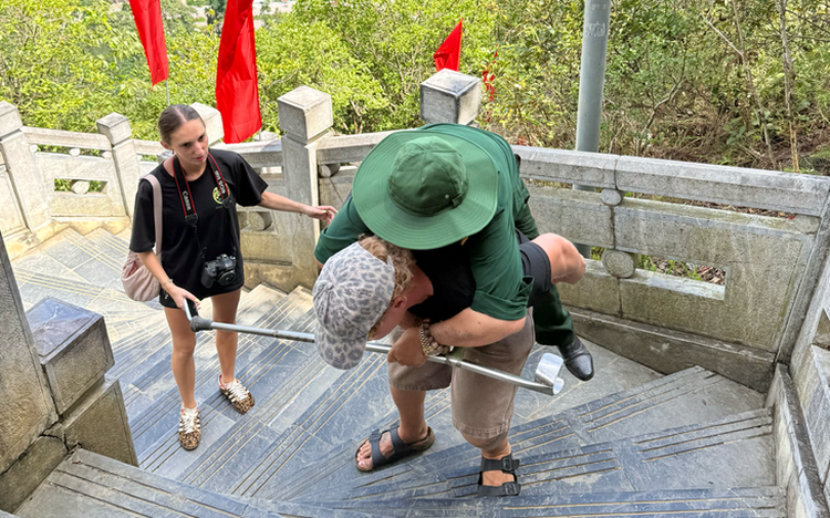 French tourist praised for carrying Vietnamese veteran to Lung Cu Flag Tower in northern Vietnam