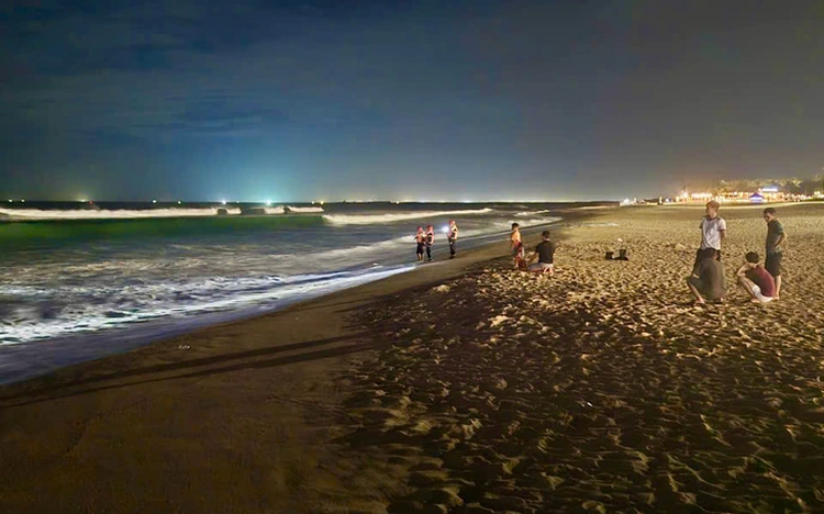 Chinese tourist missing after being swept away by waves at Vietnam beach