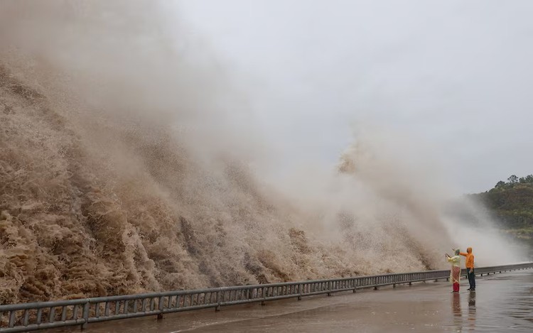Typhoon Dolphin set to hit China's east coast, triggering flood warnings