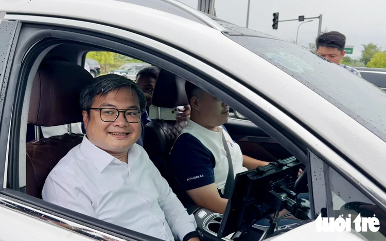Hanoi vice-chairman takes first ride in self-driving car