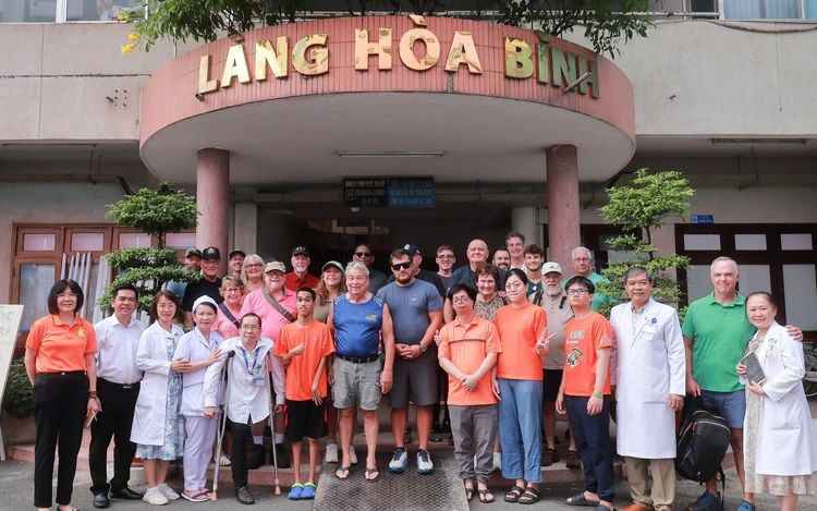 US veterans visit AO victims at Peace Village, meet association in Ho Chi Minh City