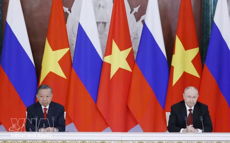Vietnam, Russia issue joint statement on further strengthening ties in new period