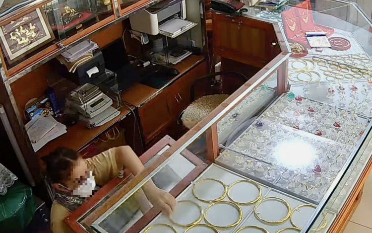 How emergency alarm helps Vietnam police foil gold shop robbery attempt by foreigners