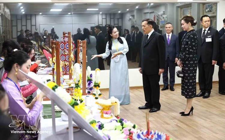 Thai King and Queen visit Hanoi University