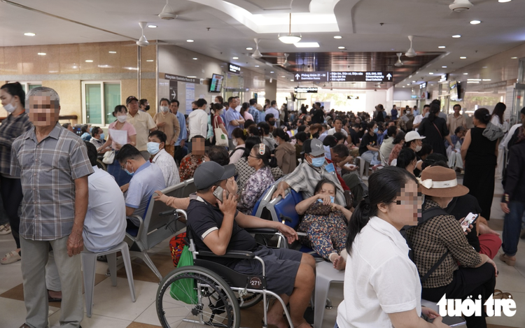 Why do crowds keep flocking to Ho Chi Minh City’s major hospitals?
