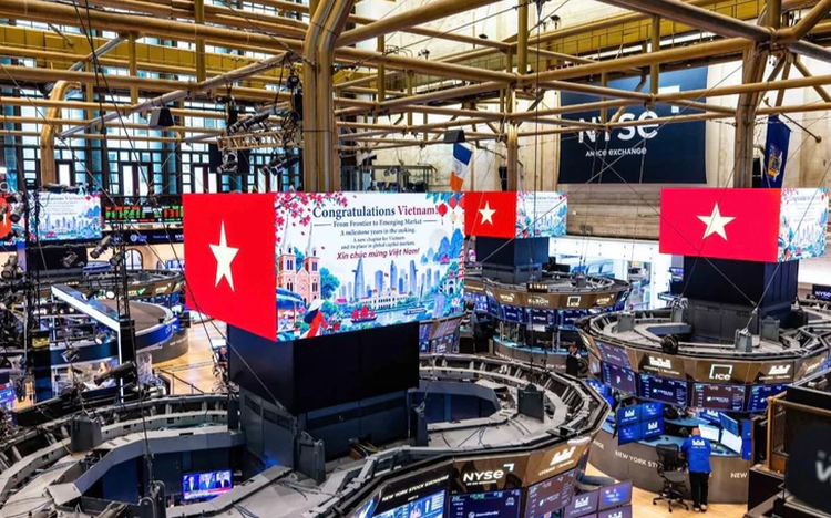 Vietnam flag prominently displayed on NYSE screens ahead of market upgrade