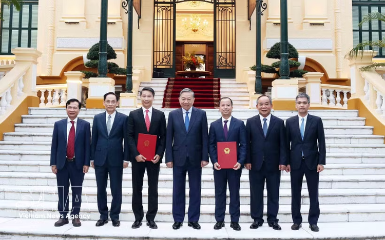 Top leader hands over appointment decisions to two Vietnamese ambassadors