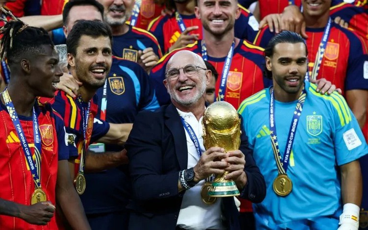 Spain coach De la Fuente gets new deal after World Cup success