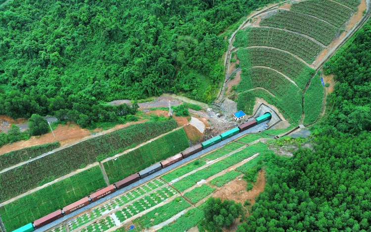 First freight train safely passes through S. Korean ODA-funded tunnel in north-central Vietnam
