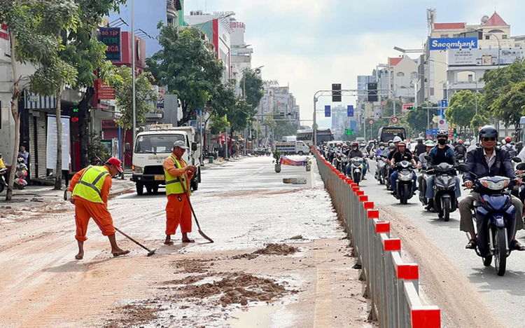 Mud spill shuts down part of major Ho Chi Minh City street, sends motorcyclists skidding