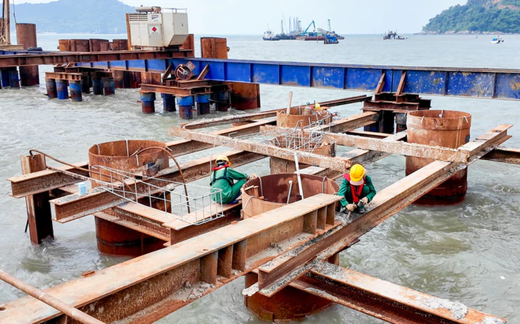 Vietnam’s longest sea-crossing bridge takes shape