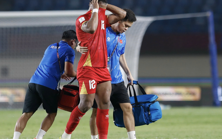 Heartbreak for Vietnam’s striker Nguyen Xuan Son as injury ends ASEAN Cup campaign