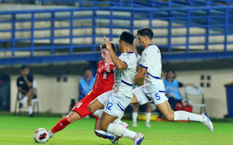 English-born striker Williams Minh Hoang reveals Harry Kane advised him before Vietnam debut
