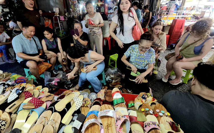Ho Chi Minh City markets turn to tourism to revive business