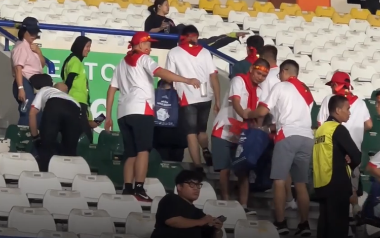 Vietnamese fans tidy up trash at Indonesian stadium after loss to Thailand