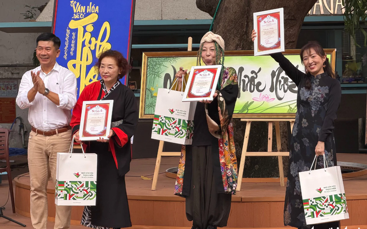Vietnamese calligraphy exhibition captivates 3 Japanese calligraphers