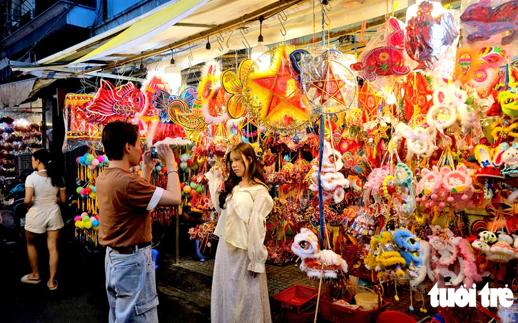 Ho Chi Minh City lantern streets bustle as vendors struggle to attract buyers