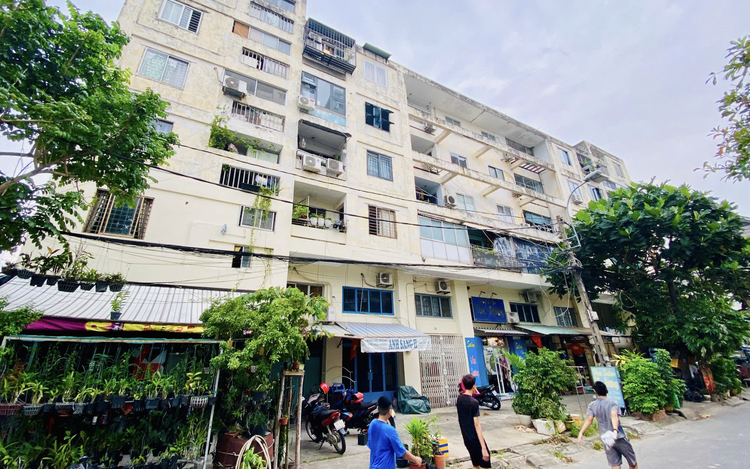 What happens when apartment buildings reach end of service life in Vietnam?