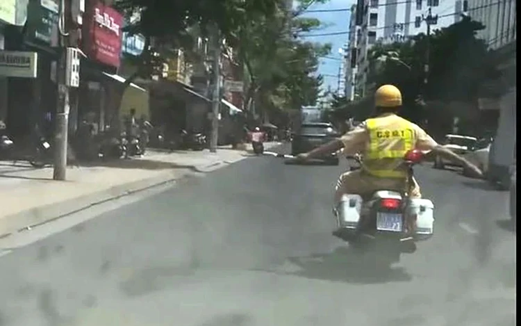 Vietnam traffic police escort critically ill foreign tourist to  hospital in Nha Trang