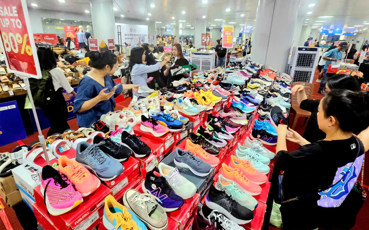Cheap Nike, Adidas shoes in Vietnam: too good to be true
