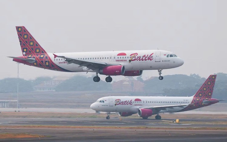 Indonesia reopens Jakarta airport as Anak Krakatau ash clears; new eruptions being monitored