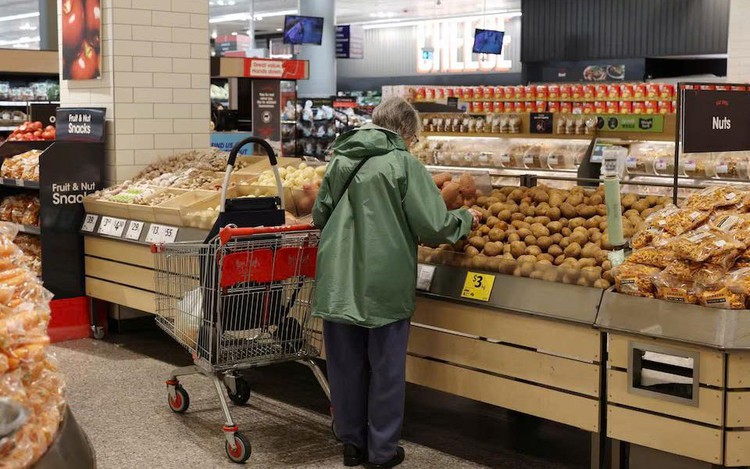 Australian consumer sentiment slides under rates, petrol pressure