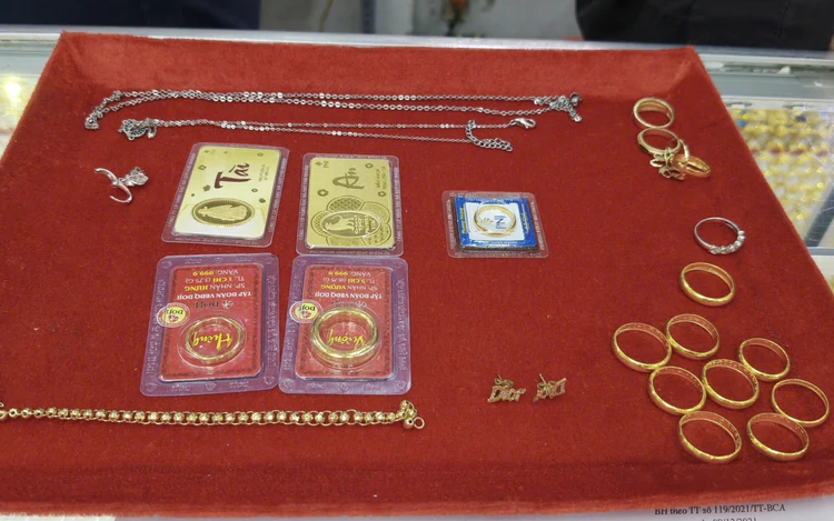 Vietnamese elderly scrap collector finds gold jewelry bag, takes it to police