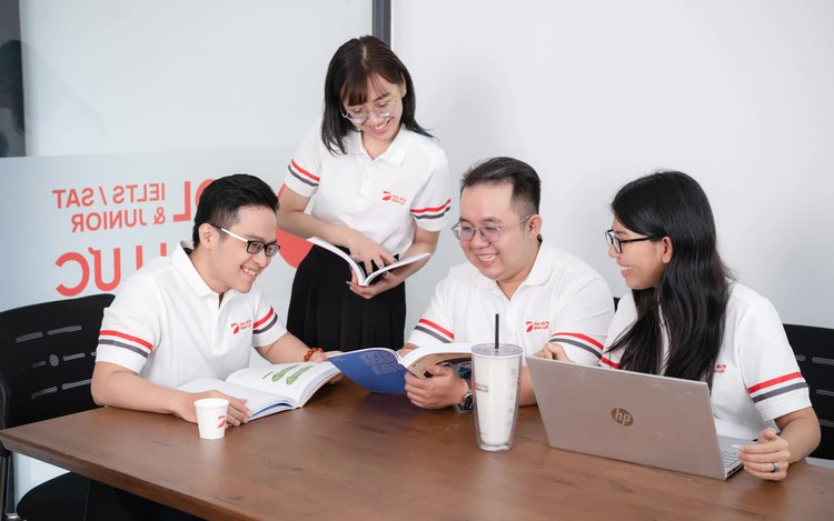 Vietnamese teachers share English-learning approach to scoring 9.0 on IELTS test