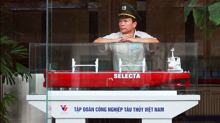 Debt-ridden Vinashin cuts 14,000 jobs