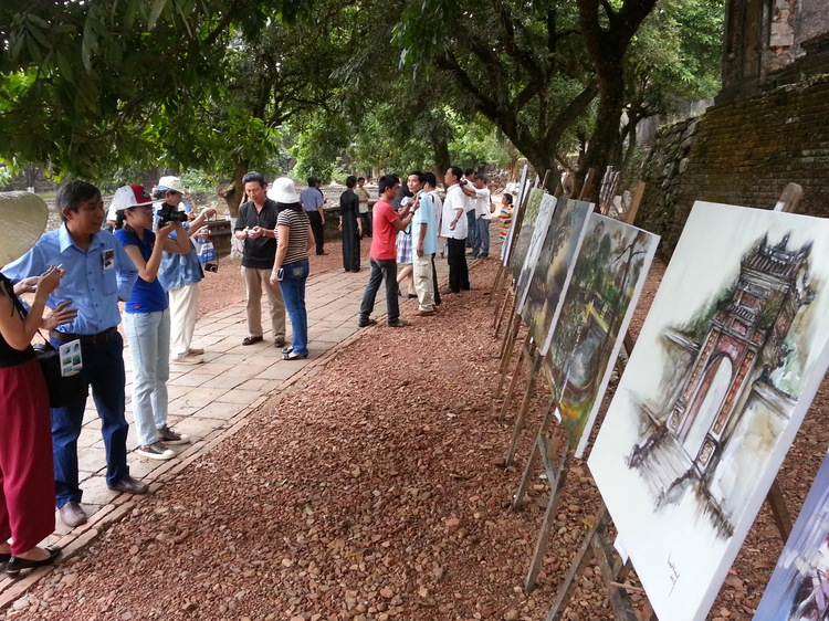 Hue landscapes on exhibit in situ