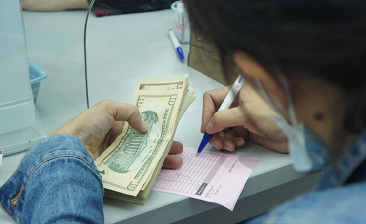 Cbank buys greenback to anchor Vietnam dong value as boost for export