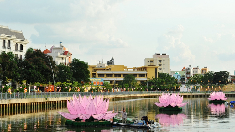 Lighted lotus lanterns celebrate Buddha’s birth, canal’s revival