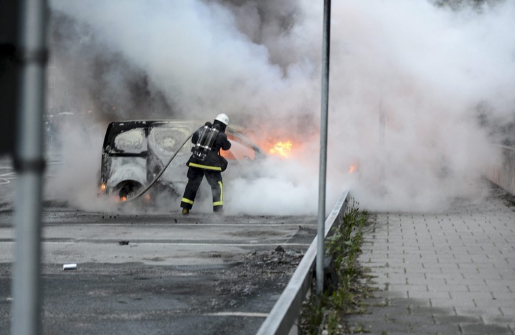 Sixth night of Stockholm riots as Britain, US issue warnings