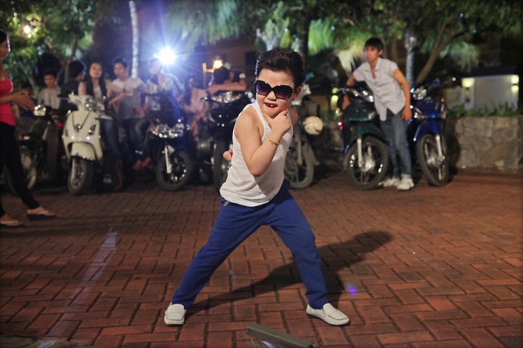 "Little Psy" warmly welcomed back in HCMC
