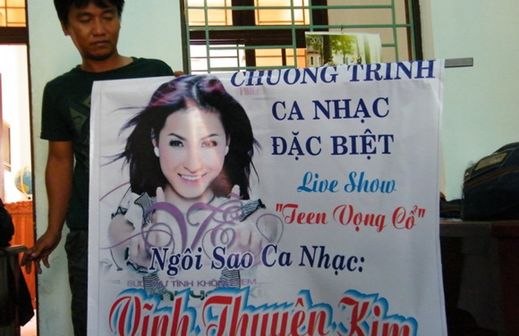 Audiences besiege singer, organizer for show fraud
