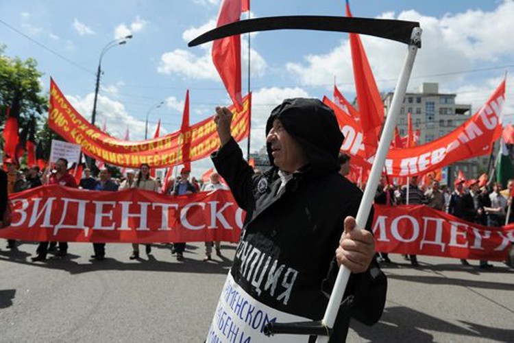 Thousands march through Moscow against Putin