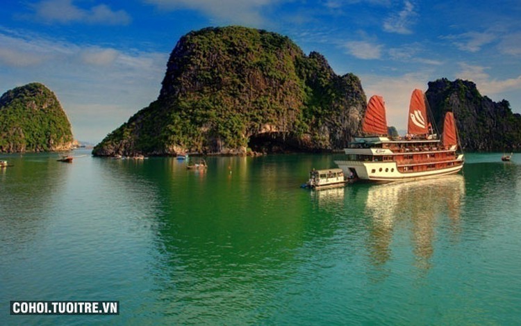 British tourist dies after falling in Ha Long Bay seawater