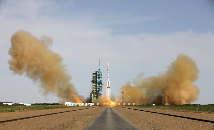 China's Shenzhou-10 spacecraft returns to Earth: state TV