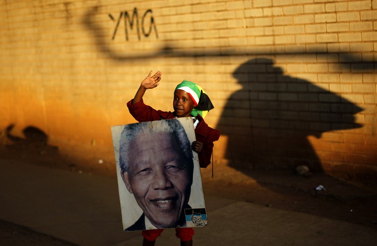 Government denies Mandela in 'vegetative state'