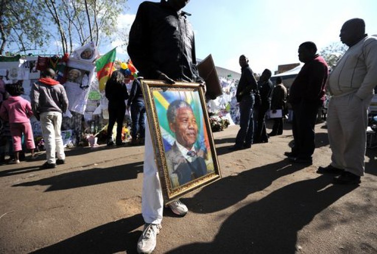 Mandela 'responding' to treatment but still critical