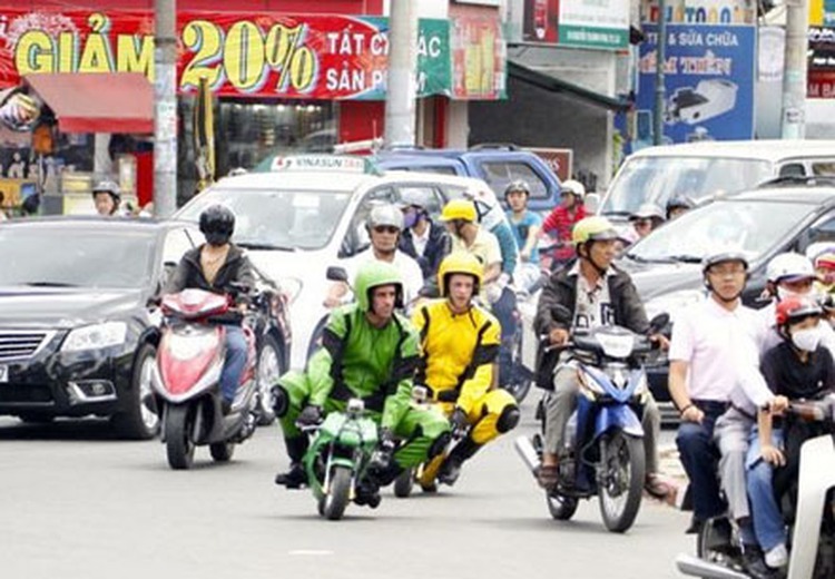 Bike racing by 2 Australians in downtown HCMC sparks debate